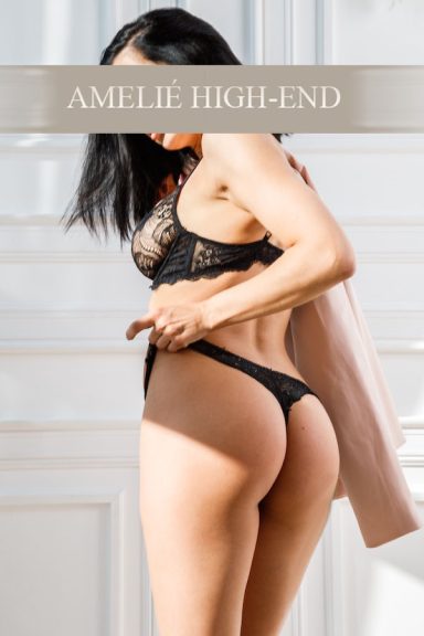 Frau in eleganter Unterwäsche, posierend mit seitlichem Blick in heller Umgebung.