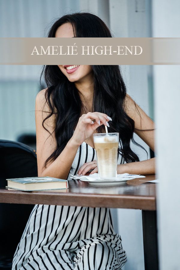 Frau mit langen Haaren genießt ein Getränk in einem modernen Café.