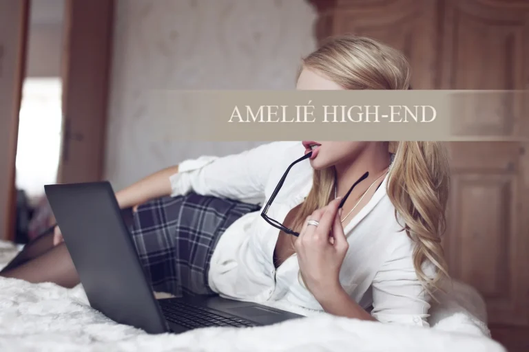 Erotischer Escort in Unterwäsche mit einem Tablet auf einem Bett, entspannte Atmosphäre.