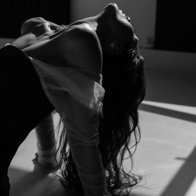 Eine Nahaufnahme von zwei Personen in einer emotionalen Pose, mit Schatten und Lichtspielen. Der perfekte Escort in Düsseldorf.