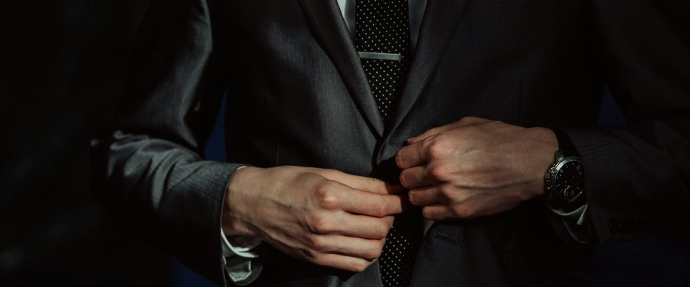 Ein Gentleman bereit für sein Date mit einem Escort von Amelié Models